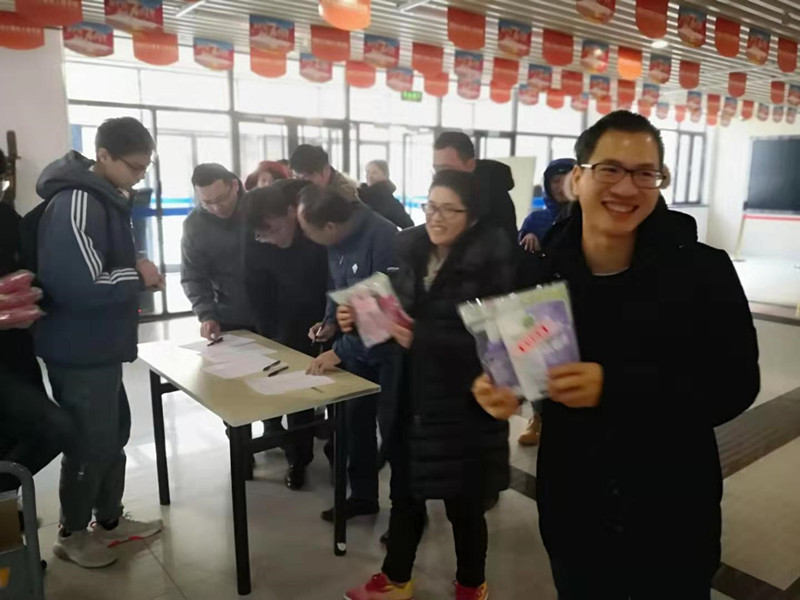 b043d560fa514ea786f5aeccd1497489.jpg 领礼品.jpg