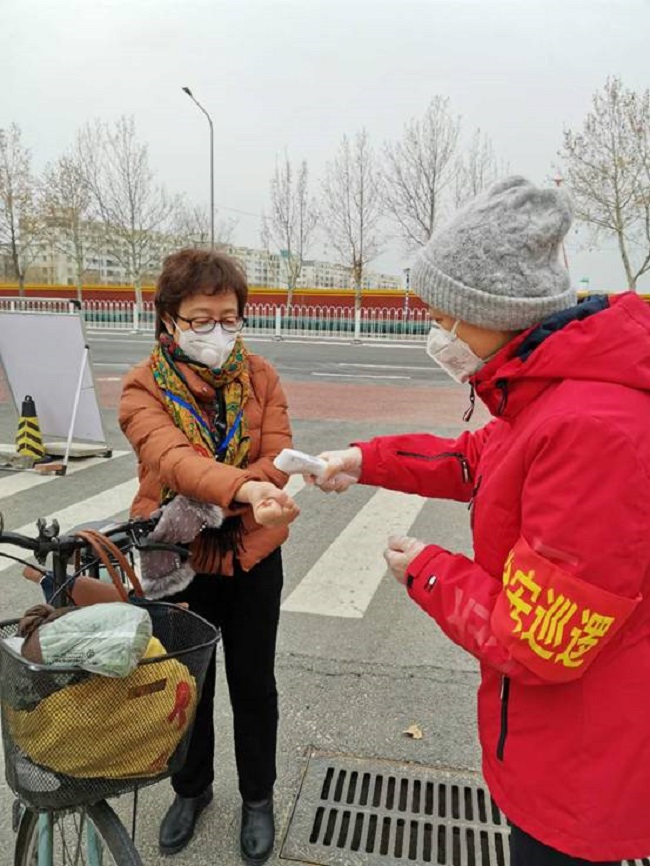 e184482184fa4e90a9dbae6180923f02.jpg 社区志愿者2.jpg